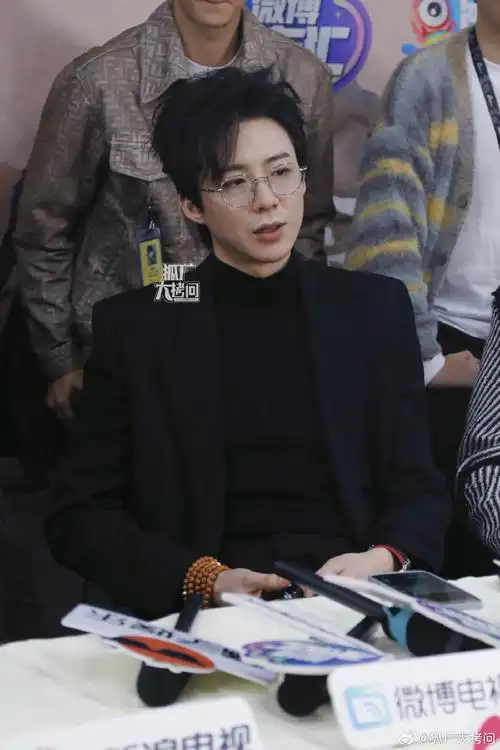 刘宇宁大衣配手串##一念关山新浪扫楼