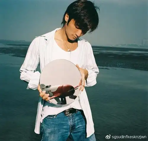 40岁谢霆锋年轻旧照曝光颜值惊为校草级别穿校服像三好学生