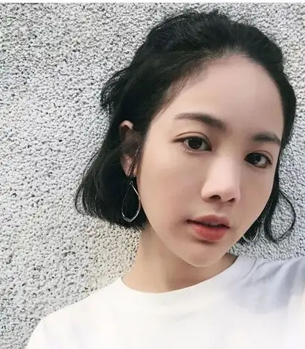 女生中分露额头短发,短发图片,发型图片