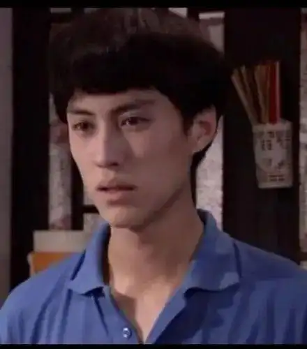 不同于别人快乐的童年,靳东的童年是阴郁的,他的父母经常为一些小事