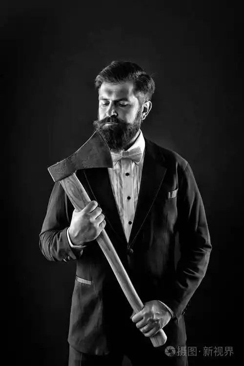 凶残的胡子残暴的新郎手持斧头时髦的人把锋利的斧头