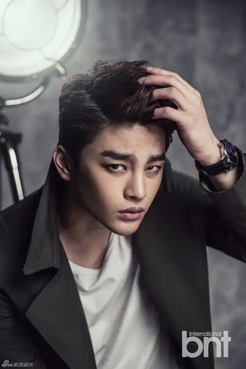 高清组图:徐仁国拍时尚写真 冷酷眼神魅力十足_高清图集_新浪网