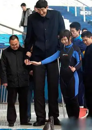 中国最高的人:鲍喜顺身高2.36米(吉尼斯认证)