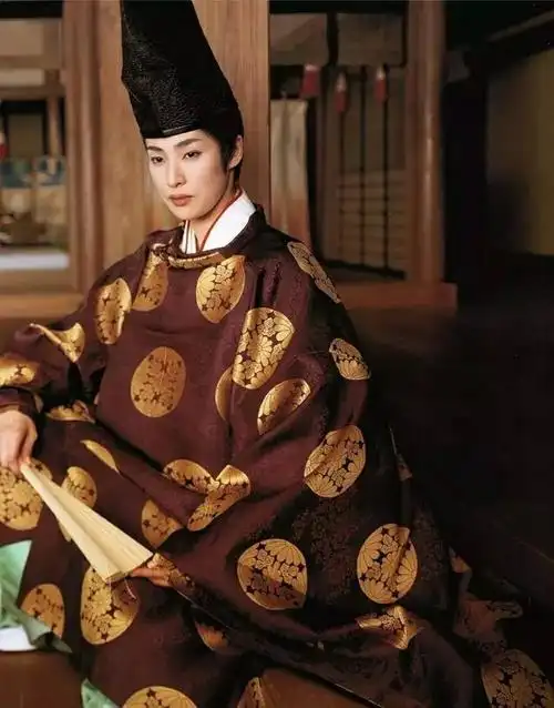 光源氏一辈子都没有穿过任何裘皮衣物.他的女眷们也大多和他一样.