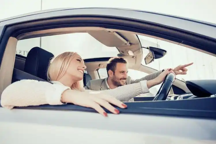 坐在车内的年轻情侣图片-年轻夫妇一起开车兜风素材-高清图片-摄影