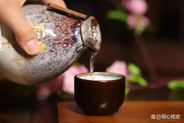 " 为了展示酒量,小宫女倒了一杯酒,一饮而尽.