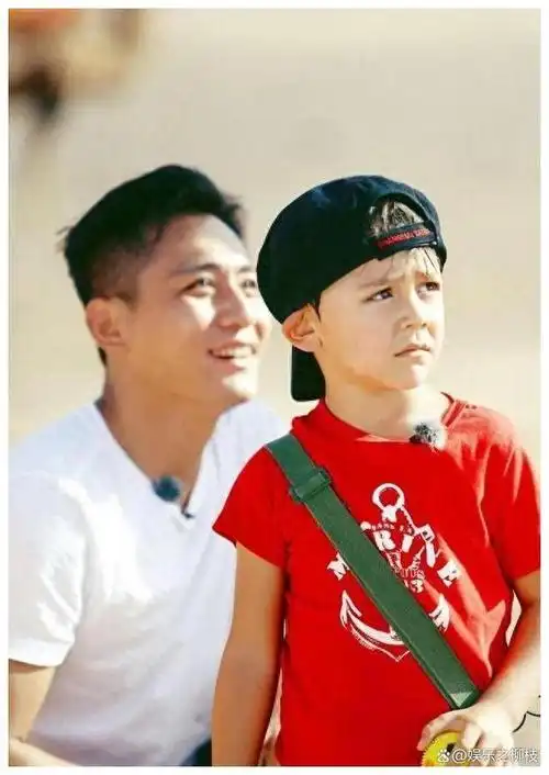 刘烨儿子酒吧组团唱摇滚,13岁身高已超过妈妈,忧郁气质神似爸爸