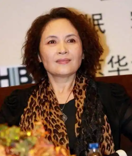 原创中年女人放任老态表现没到60岁就留这3款大妈发型太显老