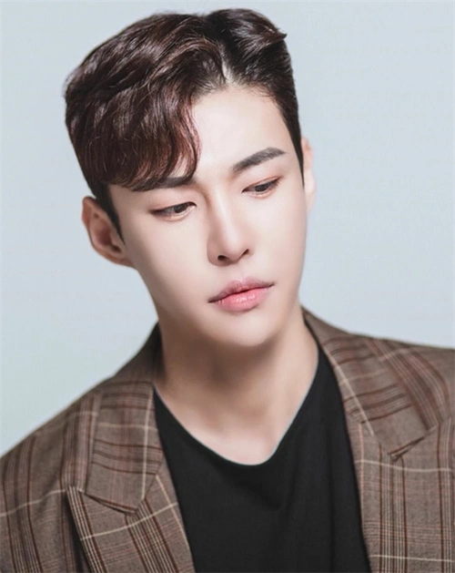 韩式男生刘海发型 m字刘海帅气炸裂_韩式男发 - 美发站