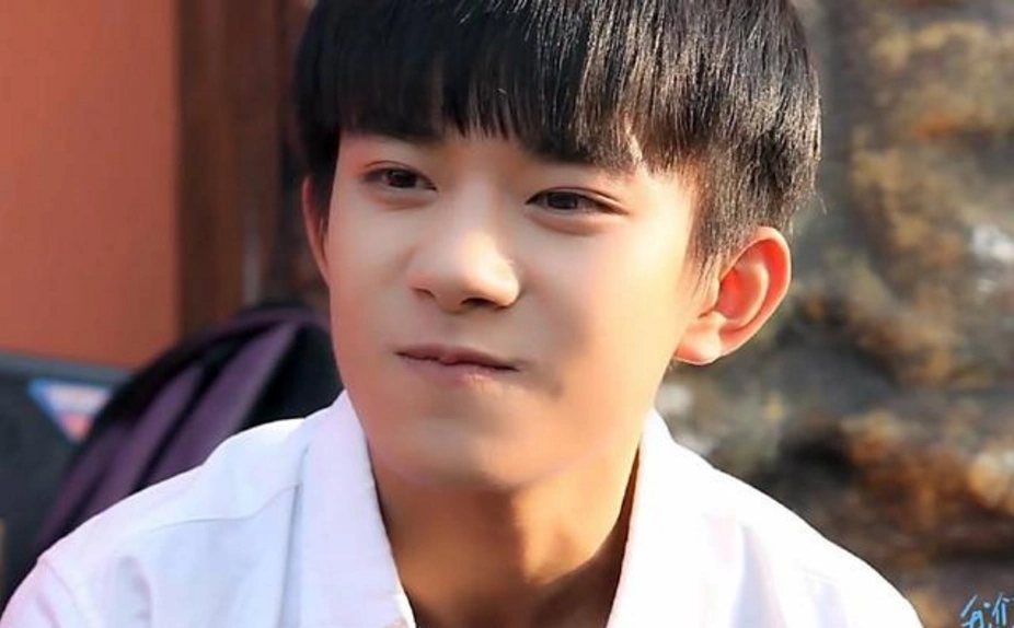 3,小别离.易烊千玺饰演宋云哲,方朵朵的同学.