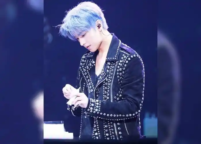 杨洋蓝色头发yyds,又帅又酷又可爱,简直好爱.