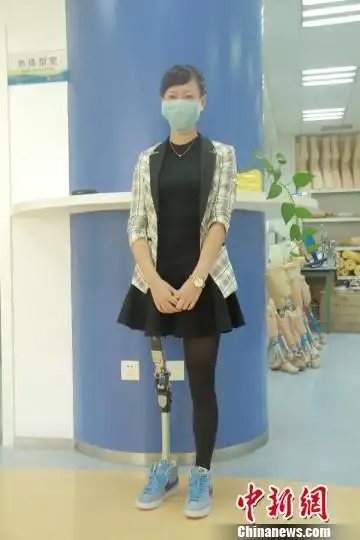 四川羌族"独腿女孩"装定制假肢实现双腿行走梦