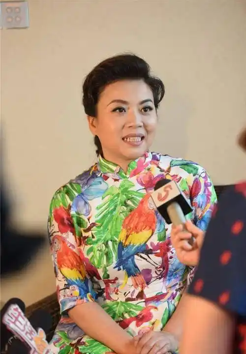 张也回乡探亲被拍,素颜穿印花衫与妇女无异,但气质一看就不普通_时尚