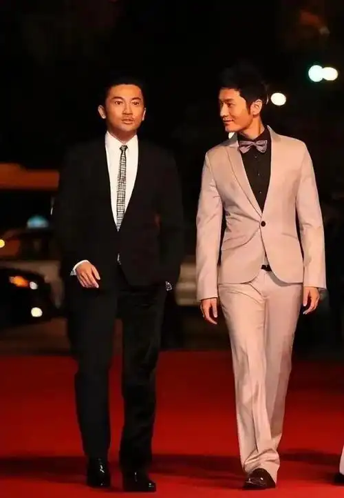 黄晓明生图曝光戴假发穿厚底鞋真实身高不到170