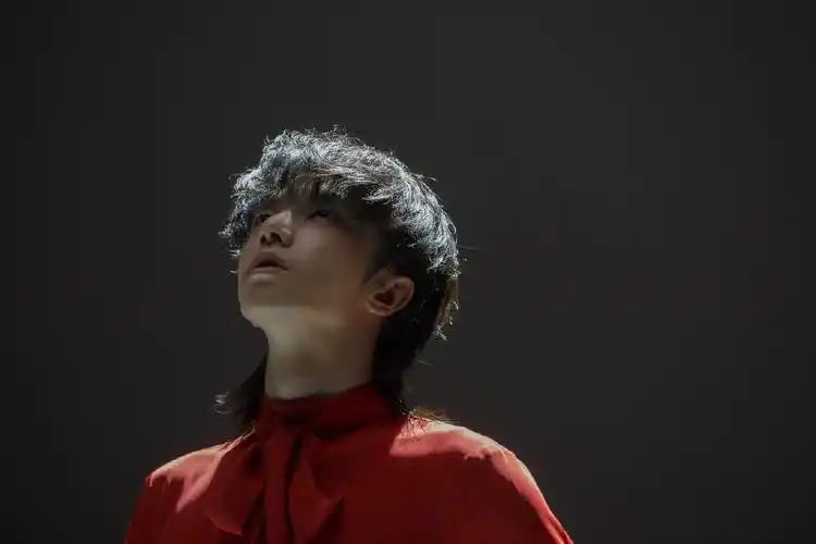 华晨宇 > 华晨宇斗牛mv帅气写真图片(3/14)华晨宇相关图片 推荐壁纸