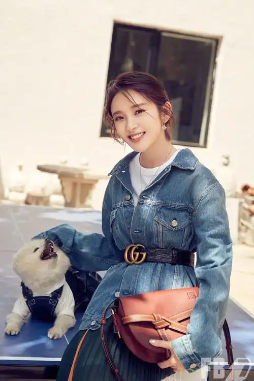 fb the 7th issue#唐艺昕超话look3硬朗的牛仔外套中和了百褶裙的