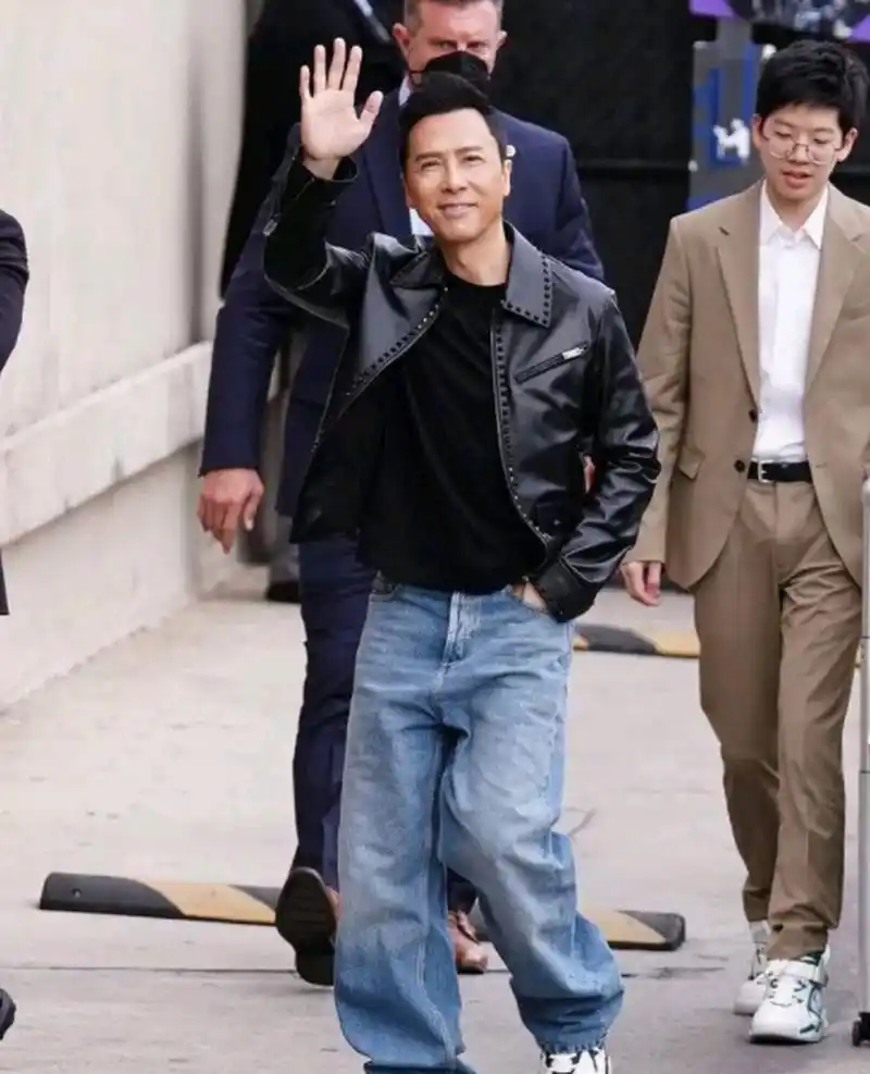 甄子丹亮相洛杉矶,穿黑色的皮衣配蓝色牛仔阔腿裤,走路带风的感觉,真