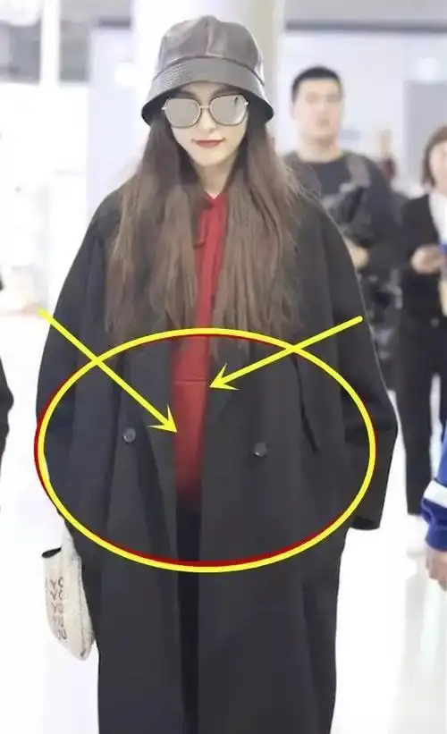 唐嫣怀孕了现身机场腹部凸起遭到经纪人否认但网友并不买账