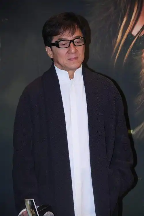 成龙白发照曝光:时光荏苒,英雄也会老去