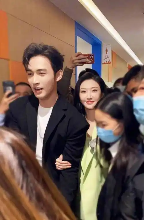 景甜挽手张彬彬扫楼,穿浅绿色的套装好清新,双眼紧闭._气质_风格_气息