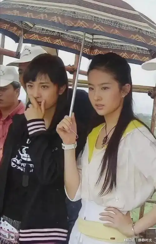 17岁的刘亦菲与18岁的杨幂同框旧照,那时候两人都好青涩