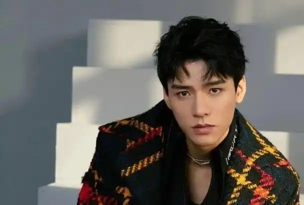 《盛势》:柴鸡蛋力荐的搞笑情感剧柴鸡蛋的新作《盛势》,由龚俊,徐峰