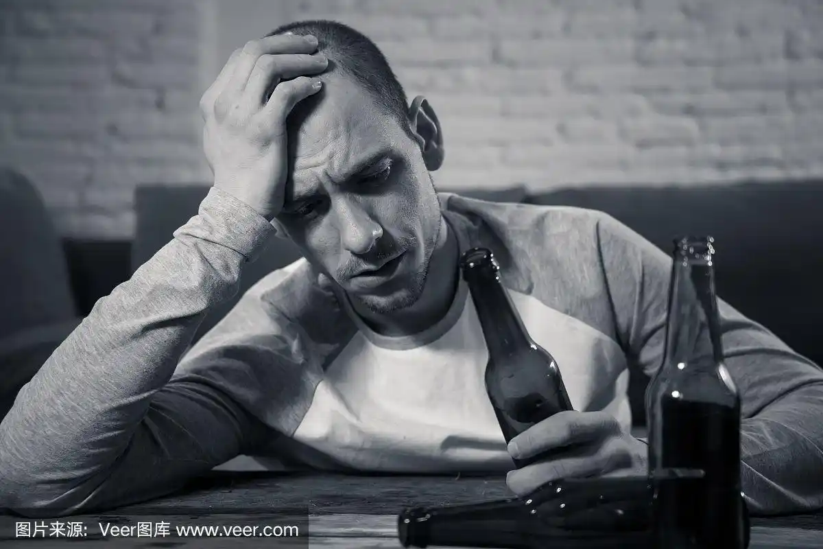 人与酗酒,上瘾和男人抑郁的概念.戏剧性的光线