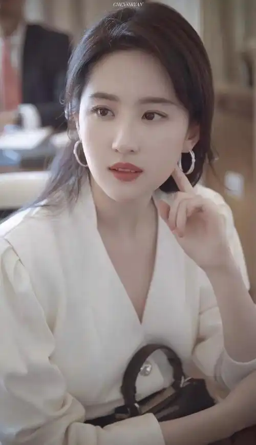 2017年九寨沟地震的时候,刘亦菲也是立马就行动起来,捐了50万.