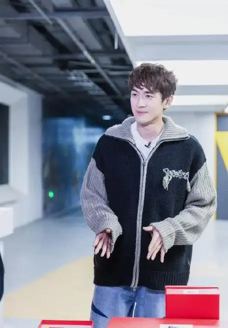 林更新的身高真的很显眼啊,人群里duang大一只,需要够东西都让他上