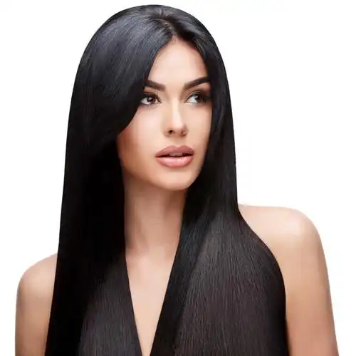 年轻的黑发美女