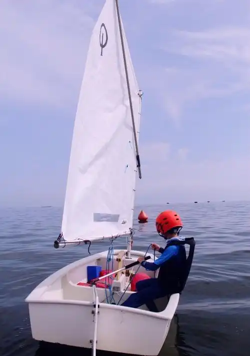 0p级帆船(英文名称0ptimest),是一款专门为儿童设计的帆船.