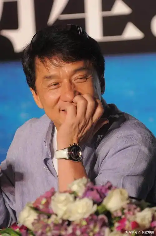 在时间的长河中,有一段曲折的故事,一个年轻的成龙,从影坛的龙套小