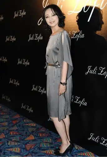 罗海琼的身材真挺好的,这么紧的裙子也能穿进去,秀出曲线太迷人