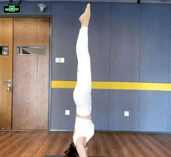 45岁金巧巧晒高难度悬空一字马动作 身体和头部好像扭转90度_儿子