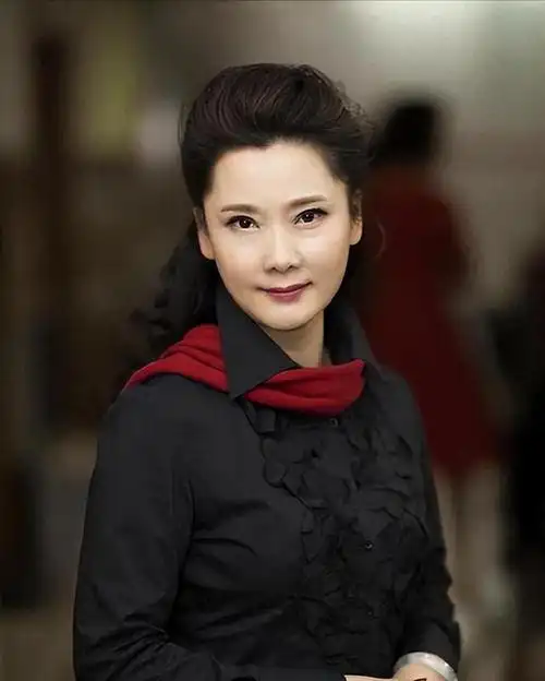 何赛飞被母亲抛弃后和父亲相依为命如今60岁获金鸡奖苦尽甘来