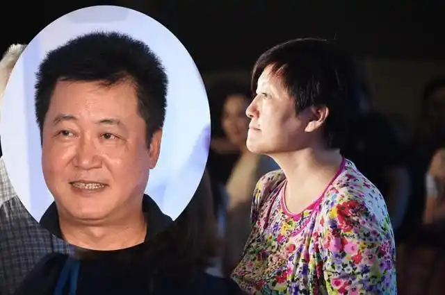 赵宝刚娶了个普通女人,丁芯颜值朴实穿碎花装,真有家庭主妇气质