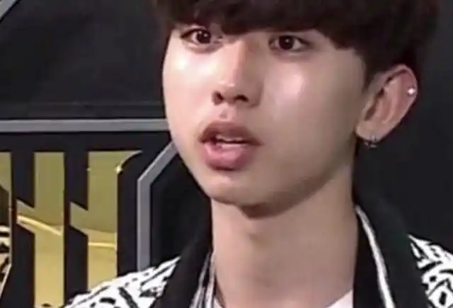 蔡徐坤又曝黑料没整容前竟撞脸卢本伟相似度达99