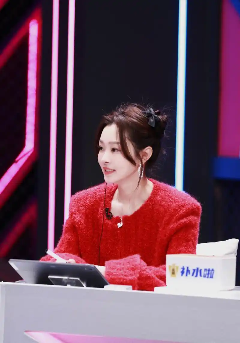 宋轶穿红色真好看,温柔甜美,娇俏可人,简直太美了!