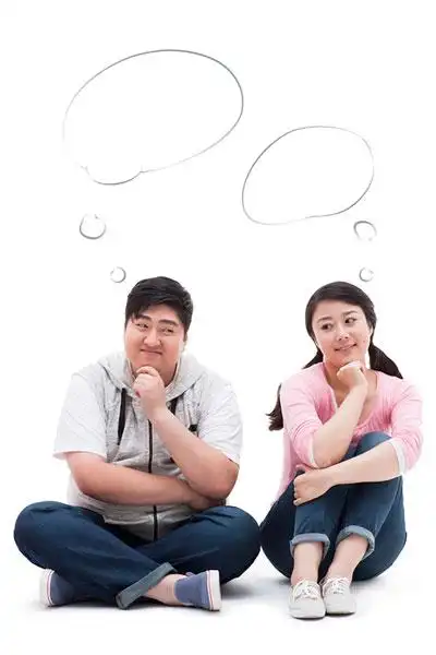 年轻情侣坐在一起