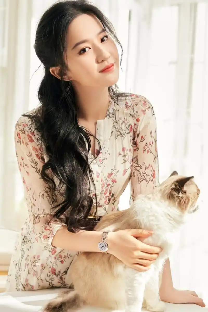 刘亦菲最新大片曝光 长卷发披肩清新优雅|刘亦菲|写真曝光_新浪新闻