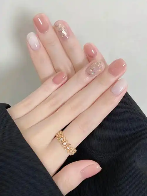 简约高级跳色美甲#美出高级感 #美甲 #仙女必备 #短指甲也 - 抖音