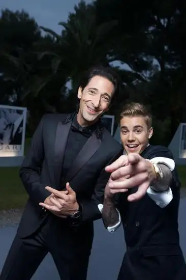 贾斯汀-比伯改邪归正 高价拍得珠宝支持慈善