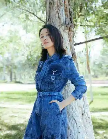 刘敏涛出圈后更放开了,穿牛仔连体裤秀纸片身材,44岁美的像24岁_作品_