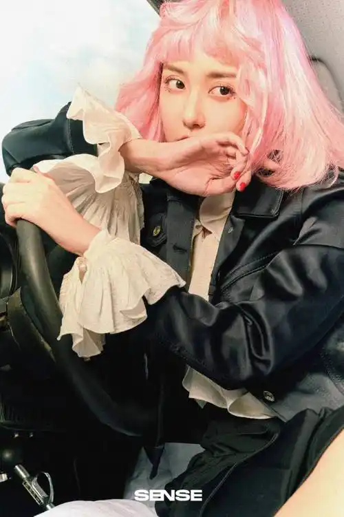 蒋依依sense十月刊##蒋依依游乐场情绪梦幻大片