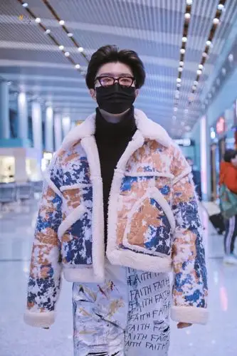 19日一大清早,范丞丞现身常州机场启程返回北京,身着墨染"花棉袄"搭配