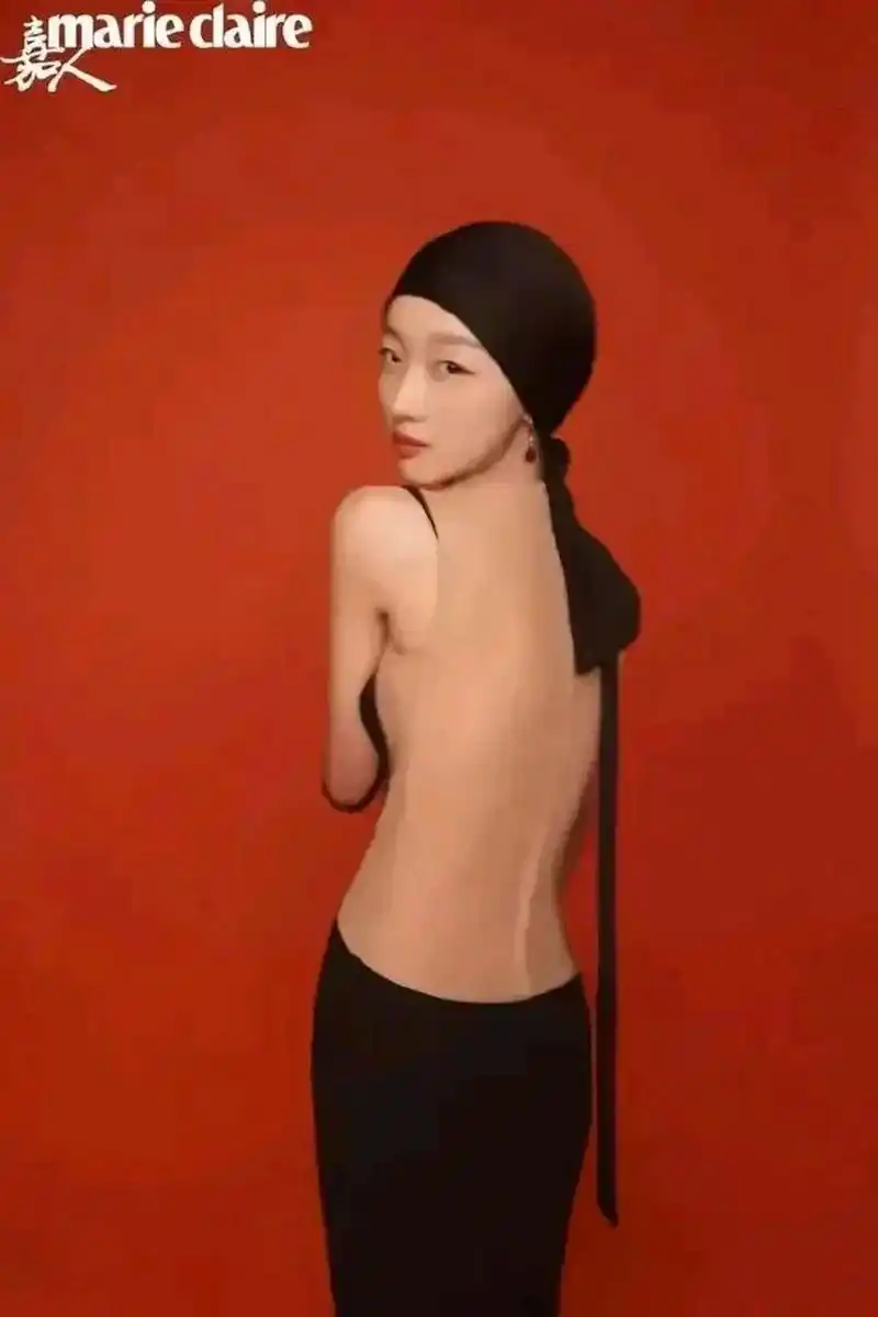 周冬雨这次拍个人写真,让人看了真的太难受了,不知道穿这样的衣服想