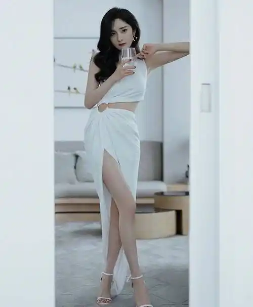 原创杨幂活动路透图曝光身材好到让人妒忌换个人都不敢这么穿