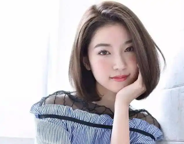 浓密的头发做起造型也容易很多,还可以让女生看起来更显年轻和活力