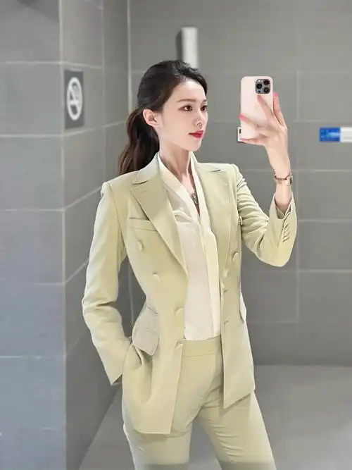 职场日常穿搭职场白领女性必备的西装套装
