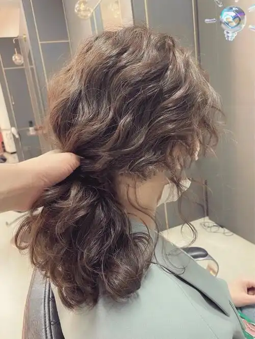 凸显五官精致的同时还适合发量多圆脸的发型